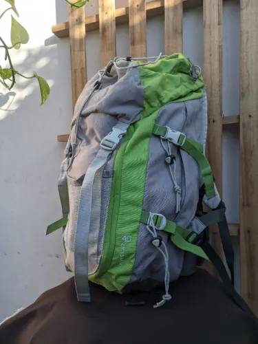 mochila quechua forclaz 40L verde trekking trilha montanha viagem acampamento camping