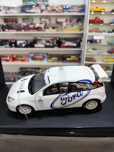 Miniatura Ford Focus WRC Rally AutoArt 1/18 Racing Raro Caixa