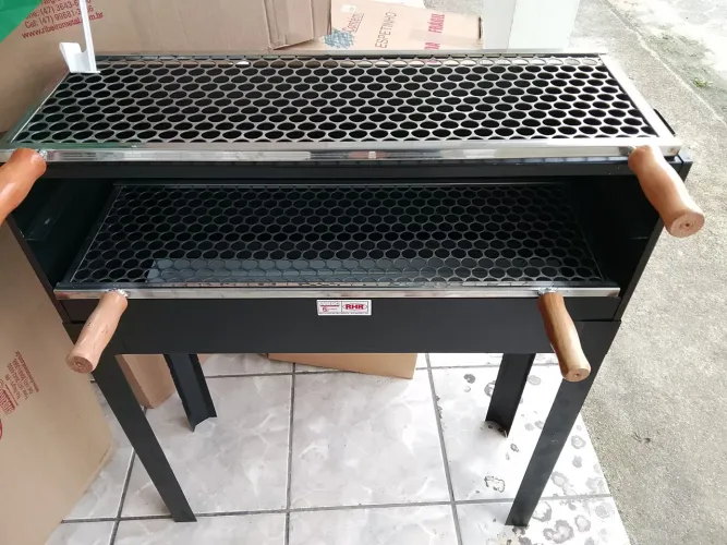 Churrasqueira para espetinho com duas grelhas de inox e pés removíveis