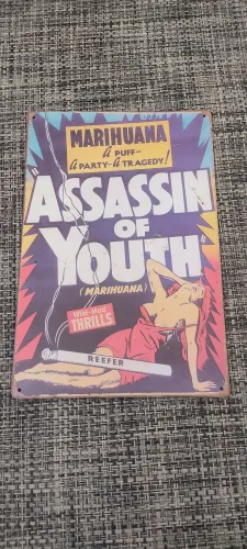 Placa Metálica Retrô Assassin Of Youth (1937) - Impressão UV Premium
