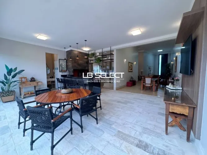Casa no Condomínio Jardim Versailles com três suítes e varanda gourmet.