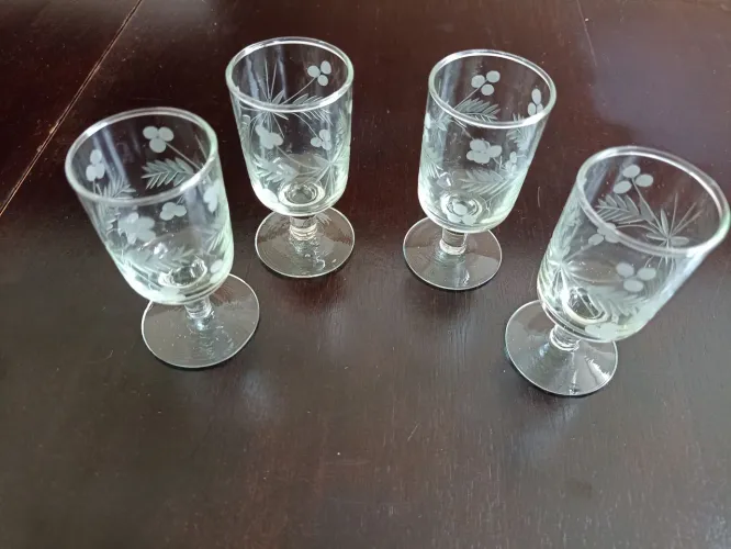 1 conjunto de 4 taças de cristal lapidado 