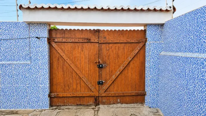 VENDE-SE PORTÃO DE MADEIRA EM IPÊ USADO