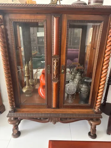 Cristaleira Antiga em Madeira Maciça - Peça de Destaque e Elegância