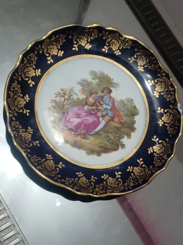 PRATO LIMOGES PORCELANA COM LASCA BORDA DIREITA