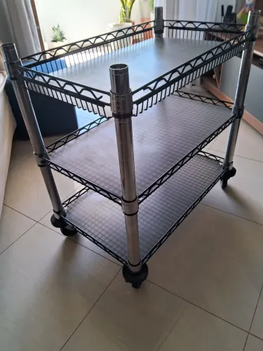Estante aço cromado com rodinhas