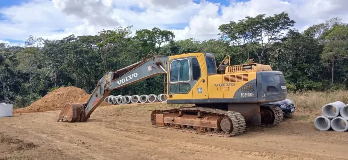 ESCAVADEIRA VOLVO EC210B