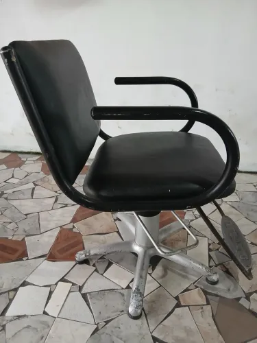 VENDO CADEIRA DE BARBEARIA SEMI NOVA / MARCA (FERRANTE)