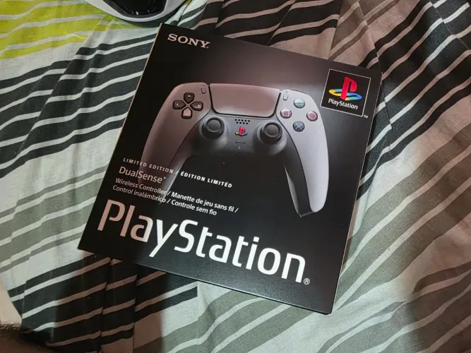 Controle ps5 Edição Especial 30 anos na caixa