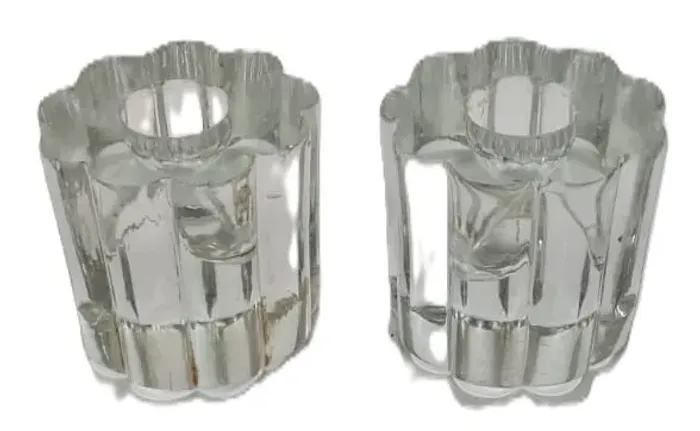 Porta velas de vidro ou cristal com um design canelado e ondulado, frequentemente descrito