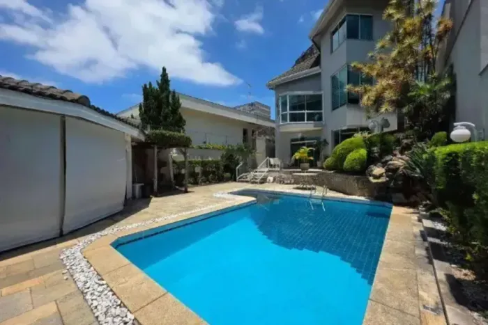 Casa em Condomínio Fechado, no pé da Serra, com 4 suítes, 6 vagas, Espaço Gourmet e Piscin