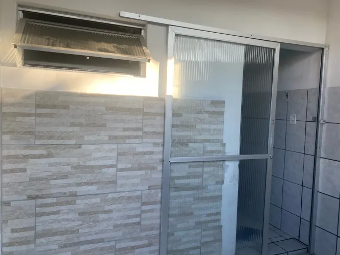 Alugo casa nos fundos