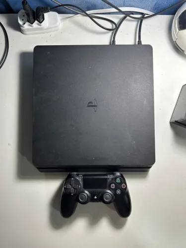 PlayStation 4 Slim com Controle, Cabos e 3 Grandes Jogos (Spider-Man, Horizon e Ratchet)
