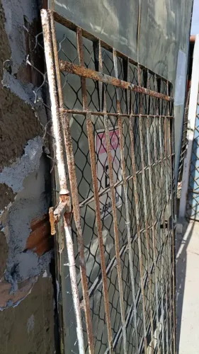 Grade pequena porta