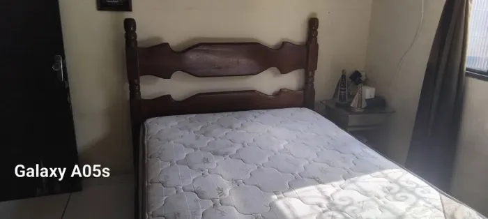 Vendo cama de casal sucupira,obs uma ripa do estrado está quebrada