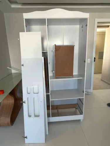Guarda-roupa três portas e duas gavetas
