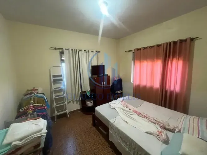 Casa de quartos com quintal no Cajueiros - R$ 1.800,00!