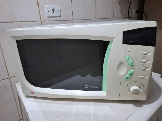 Vendo lindo micro ondas 21 litros impecável