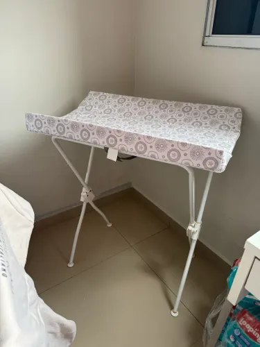 Trocador de bebê com suporte de banheira