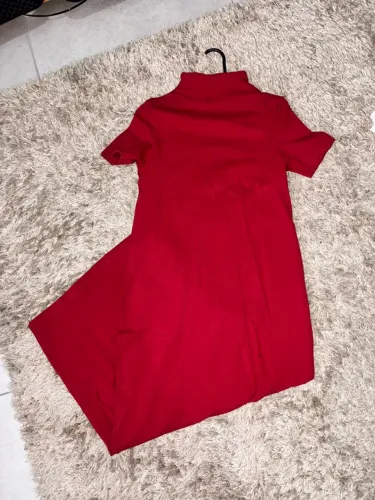 Vestido longo vermelho, tamanho P, com gola alta