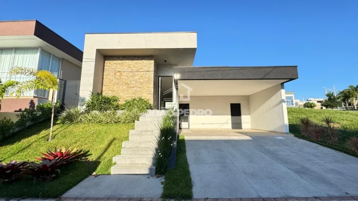 Casa de Alto Padrão com 3 Suítes, Escritório e Móveis Planejados em Condomínio Fechado