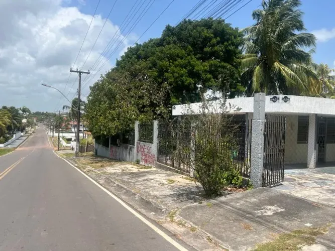 VENDO CASA EM SALINAS COM 6/4, TERRENO 1800M2, TERRENO BOM PARA FAZER CONDOMINIO.