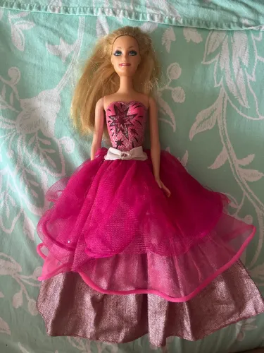 Boneca Barbie Moda e Magia