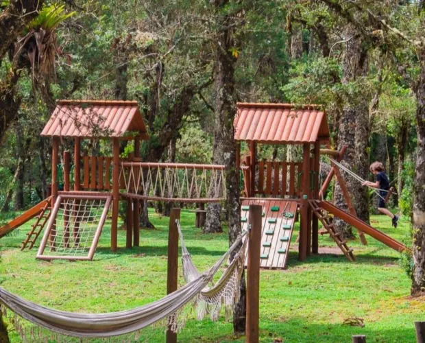 Parque infantil em eucaliptos tratados