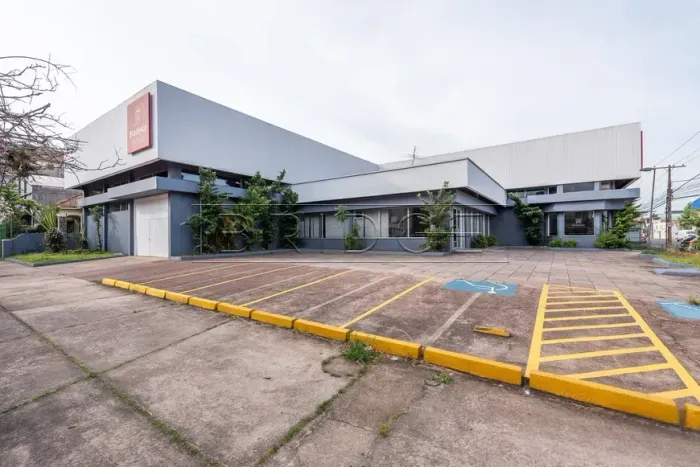 Prédio comercial com estacionamento e 1237m²!