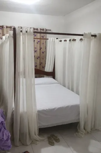 Cama de madeira com dossel SEM COLCHÃO