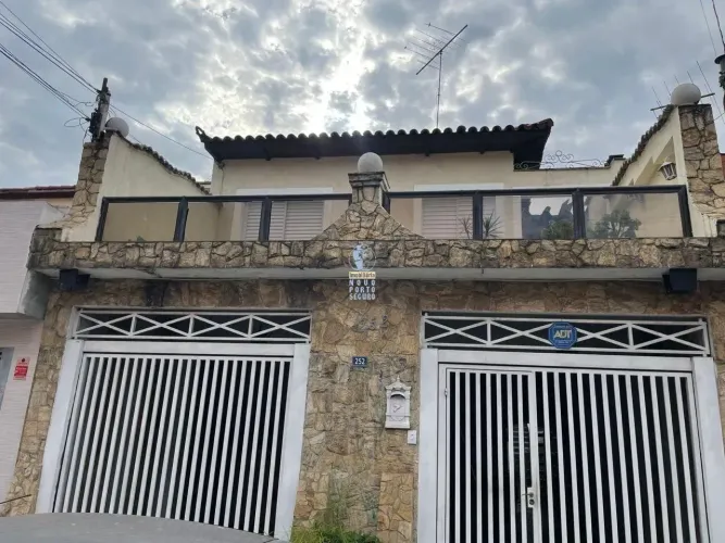 Sobrado para Venda ou Locação em Guarulhos.