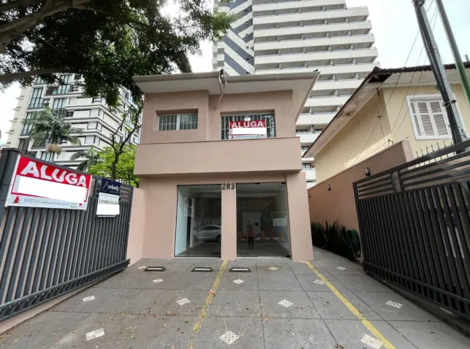 Casa comercial na Rua Baluarte, 283 156 m²