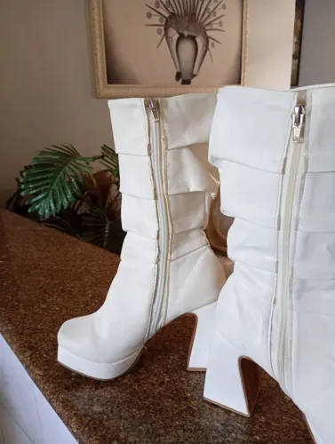 Vende-se uma bota cano longo 