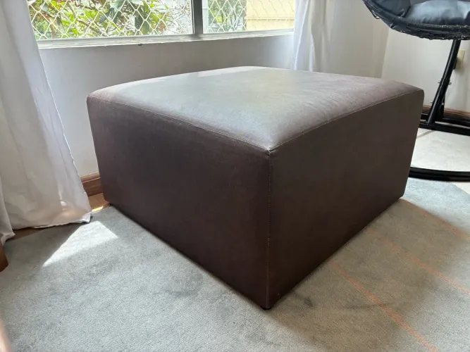 Puff / Ottoman Quadrado Grande em Pele/Sintético Castanho - Excelente Estado