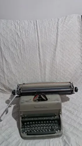 Maquina de escrever antiga remingtom decada de 60 a 70 para decoração
