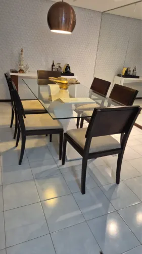 Mesa com 6 cadeiras