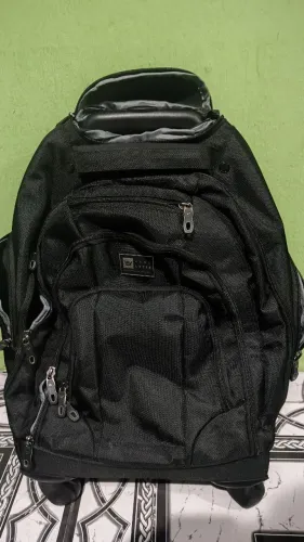 Mochila de rodinha e bolsa da nike