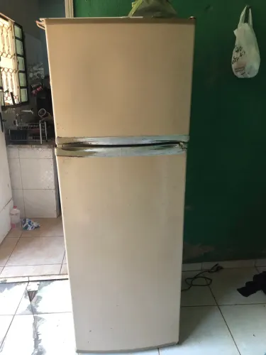 Geladeira so gela em cima entrego