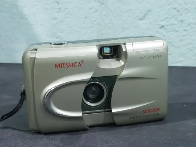 Antiga câmera analógica compacta Mitsuca M707BR