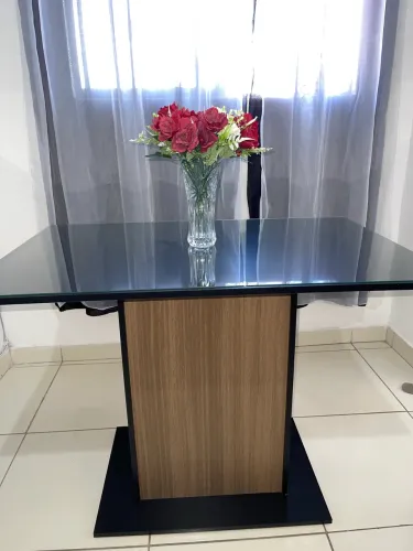 Mesa de jantar (sem as cadeiras) *APENAS 3 MESES DE USO