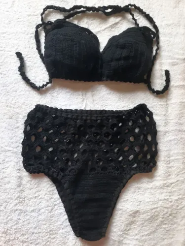 BIQUINI EM CROCHÊ HOT PANTS