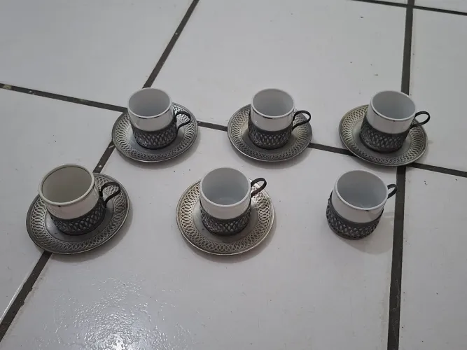 Conjunto de xícaras de café com pires - estilo clássico com suporte metálico