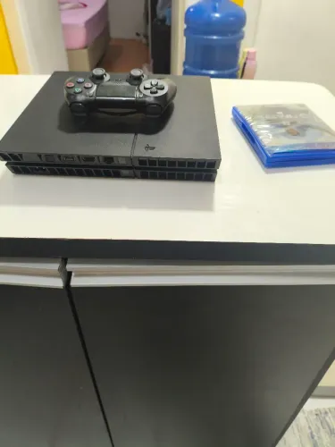 Vende um vídeo game PlayStation 4 funcionando perfeitamente.