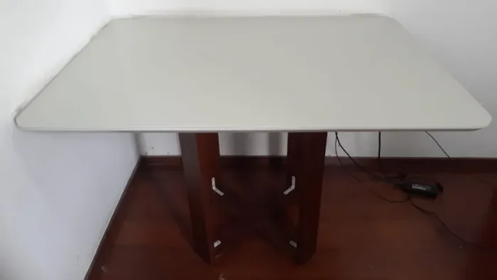 MESA 1,20 X 0,90 BASE MADEIRA E TAMPO MDF BRANCO COM VIDRO