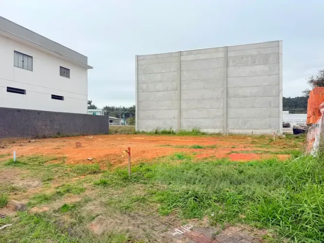 Terreno com 300m² em Balneário Piçarras para Construir ou Investir