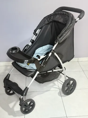 Carrinho de bebê galzerano impecável comprei a 4 meses mais minha filha não fica nele