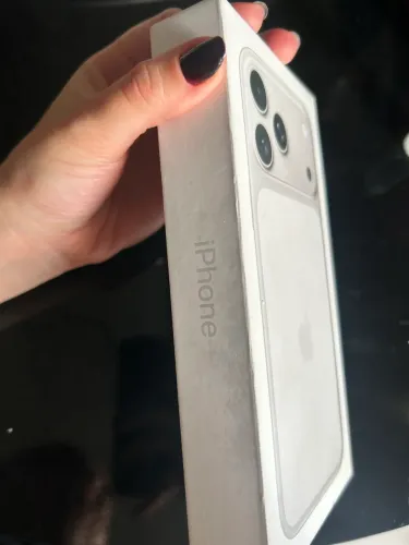 iPhone 17 pro Max Silver (LACRADO?)