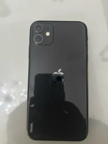 Celular iPhone 11 em excelente estado de conservação.