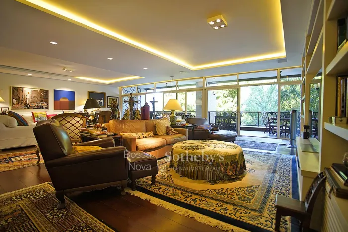 Apartamento com quatro suítes, varandão e piscina privativa na Gávea