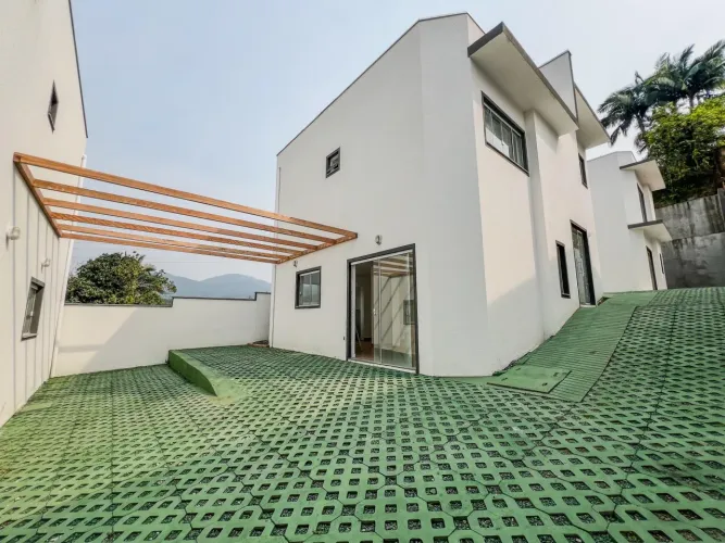 Vendo Sobrado Novo em Condomínio Fechado, Bairro Itoupava Central
